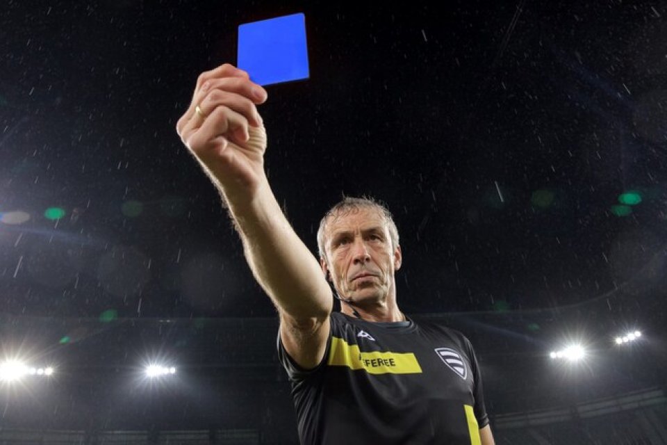 Fotbalul va introduce cartonaşe albastre pentru eliminări de zece minute - 1707417932766c9d85-1707471563.jpeg