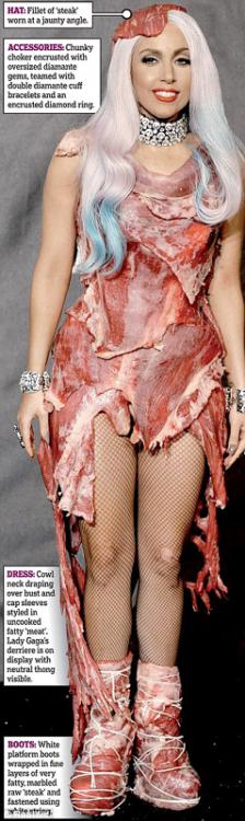 Rochia din carne crudă, costumația favorită de Halloween - 17519f0780392dc3ec2315669b430d8a.jpg