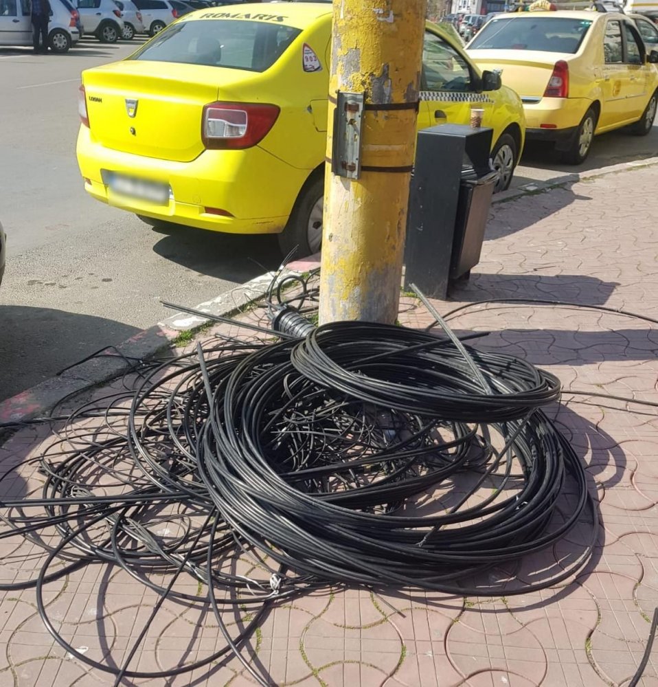 Cablurile inutile din municipiu sunt înlăturate - 18970802251154863021213919853062-1621940309.jpg
