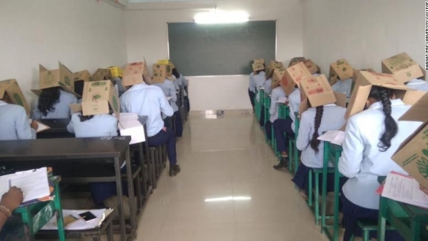 Elevi de liceu, forțați să poarte pe cap cutii de carton ca să nu copieze la examen - 19102111532201indiaboxstudentexl-1571659808.jpg