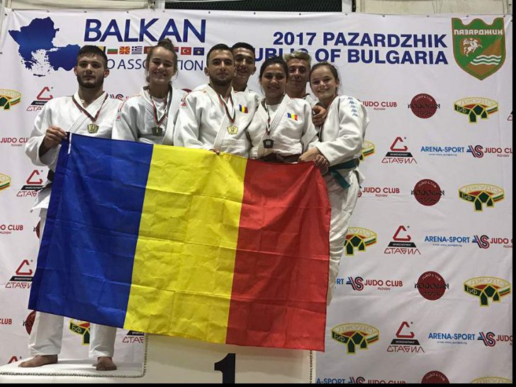 Judokanii români, medaliați cu aur la Balcaniada din Bulgaria - 19894039158449327494563416477314-1499599468.jpg