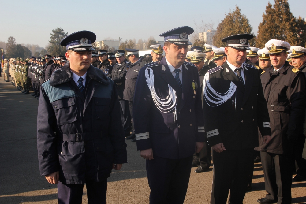 Poliția Constanța, prezentă la ceremoniile Zilei Naționale a României - 1decembriedepunerecoroanevalenti-1322738171.jpg