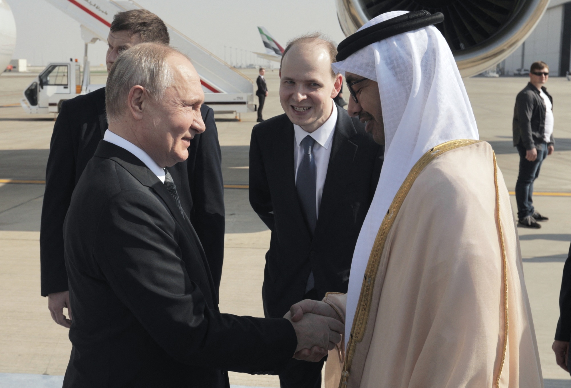 Putin s-a întâlnit cu liderul Emiratelor Arabe Unite, în efortul de intensificare a relațiilor cu statele din Golf - 1x1-1701879393.jpg