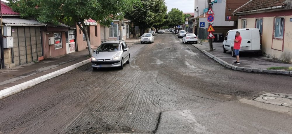 Se asfaltează o stradă intens circulată, din Constanţa! 