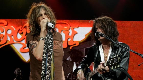 Solistul trupei Aerosmith, Steve Tyler, a rupt logodna cu iubita lui, cu 25 de ani mai tânără - 20061205aerosmith30530900-1358272308.jpg