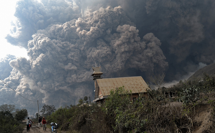 Sute de mii de persoane evacuate și aeroporturi închise în Indonezia, după erupția Vulcanului Kelud - 20140202466328281rszcrp-1392374310.jpg