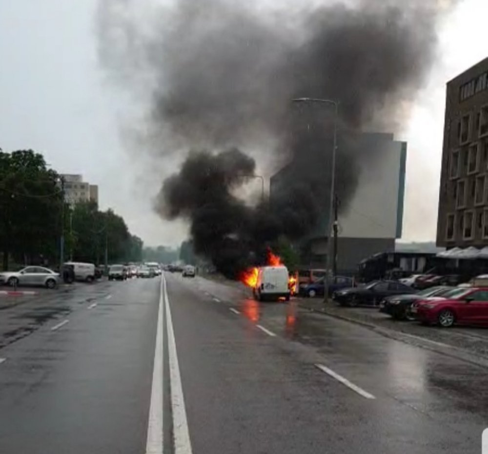 Autoturism cuprins de flăcări, la Constanța - 20190608142319-1559993058.jpg
