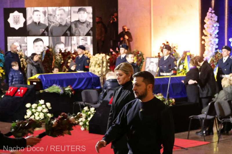 Zelenski a asistat la ceremonia funerară pentru oficialii decedaţi în elicopterul prăbuşit lângă Kiev - 20230121t105850z126787032rc2xuy9-1674316897.jpg