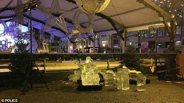 Târg de Crăciun: un copil a fost ucis de o sculptură de gheață care s-a prăbușit peste el - 214304267722175imagea11574668820-1574671867.jpg