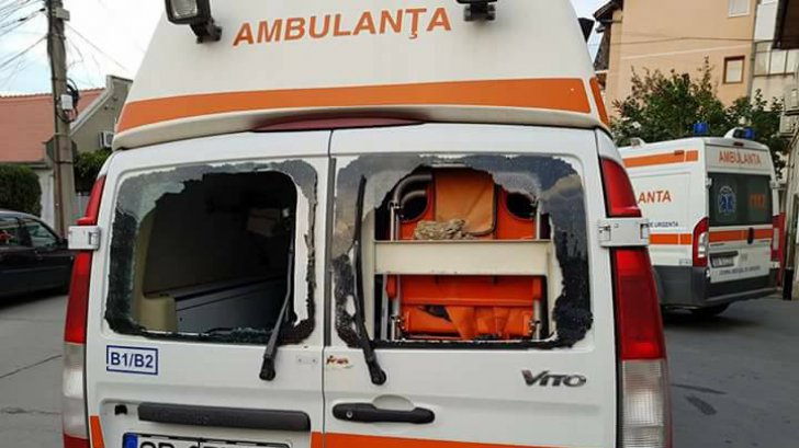 Șocant! Echipaj de ambulanță atacat cu bolovani, chiar de pacientul la care au fost chemat - 21558830449828532077557570713831-1505889687.jpg