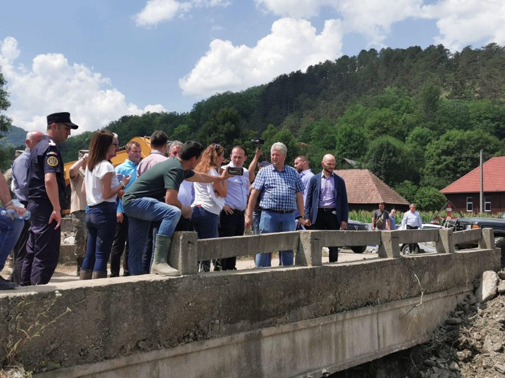 Premierul Florin Cîțu a inspectat localitățile afectate de inundații, din Alba. „Solidaritatea este importantă” - 21980198429989859902259419735362-1626616978.jpg