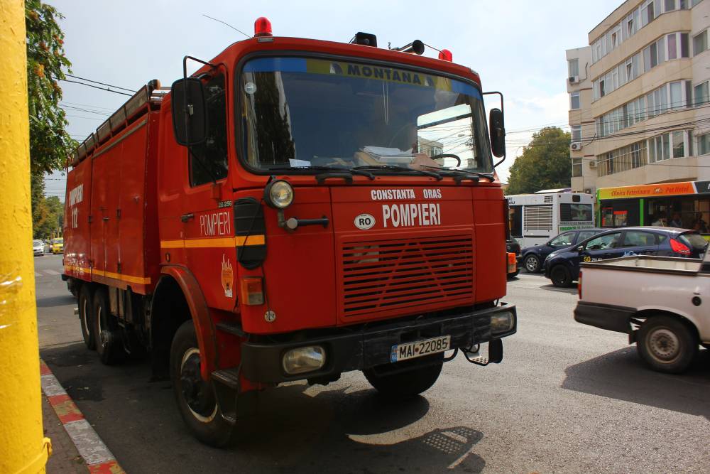 Pompierii, în alertă! INCENDIU pe Bulevardul Tomis din Constanța - 21decembrieincendiumasinadepompi-1419159761.jpg