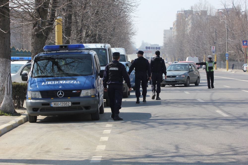 Ce au găsit polițiștii în urma raziei de amploare de astăzi, din Constanța - 21martierazieamploarepolitistise-1332339045.jpg