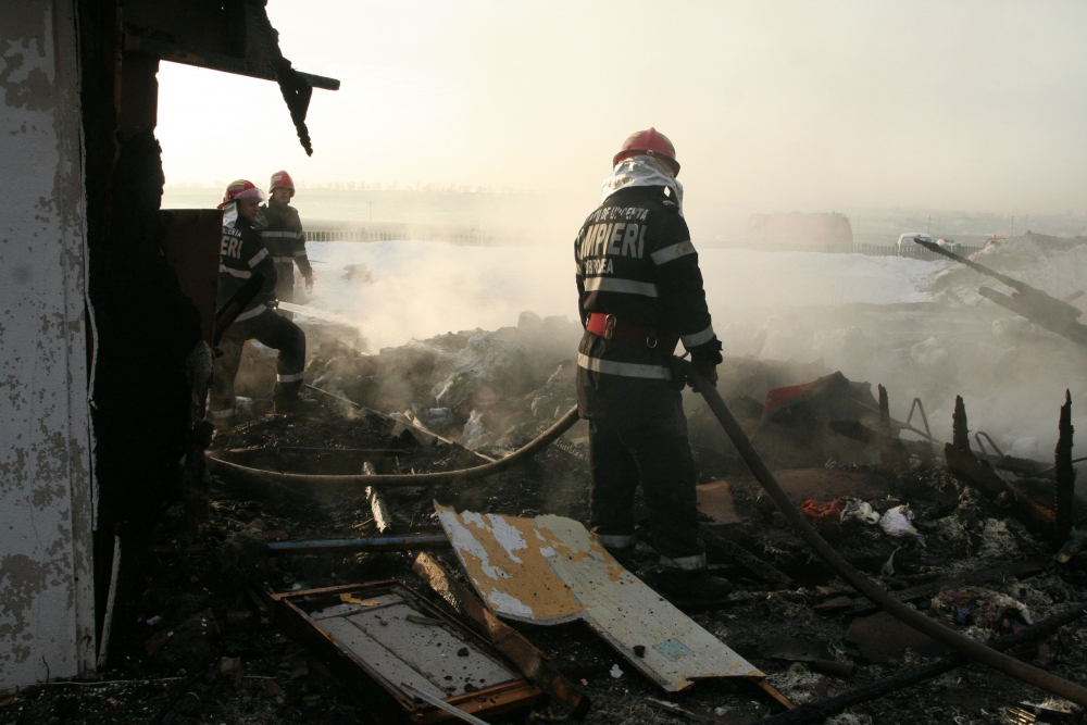Incendiu devastator în județul Constanța / O persoană a murit în flăcări - 23augustincendiumanstireasfnicol-1322383640.jpg
