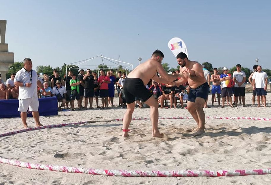 Peste 350 de sportivi, la startul Naţionalelor de lupte pe plajă, la Costineşti - 24073073932675435257237983935183-1630325807.jpg