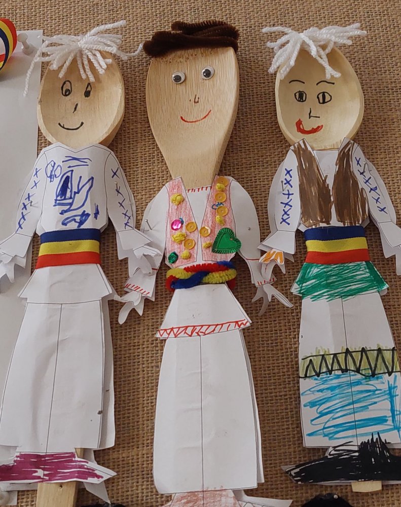 Copiii de la Grădiniţa nr. 44 au expus păpuși pe suport din linguri de lemn la Muzeul de Artă Populară - 25650369550346307465486035784409-1636720096.jpg