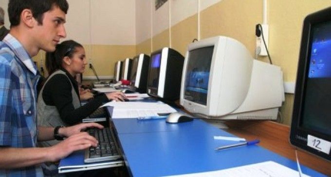 Elevii din Constanța, preveniți cu privire la capcanele de pe Internet - 25februarieelevitraficpersoane-1393332948.jpg