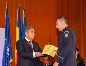 Polițist din Constanța, felicitat de vicepremierul Gabriel Oprea - 25martiepolitistulanului14272828-1427283610.jpg
