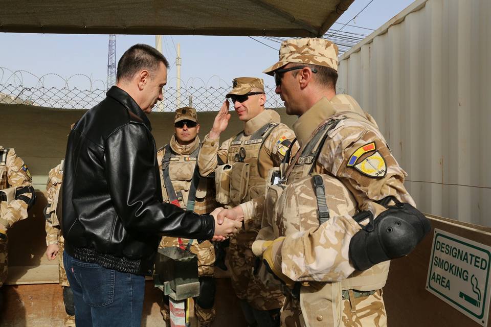 Ministrul apărării, în vizită la soldații români din Kandahar - 26196207178920314111930033287339-1514552117.jpg