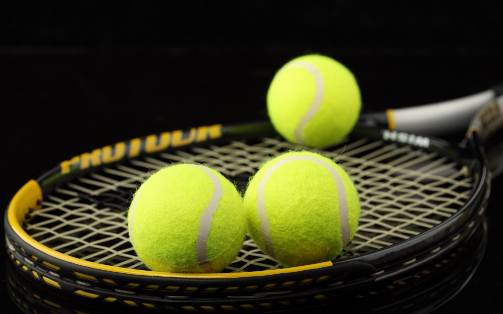 Tenis: Kuznețova, învingătoarea turneului de la Washington - 26265tennisballandracketwallpape-1407148830.jpg