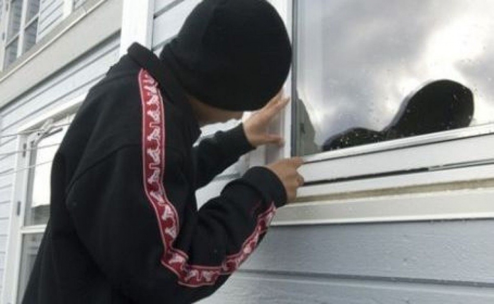 Spărgător cu ghinion. Polițiștii l-au găsit agățat de gratiile unei ferestre, la etajul întâi - 27augusthotprinsagatat-1409137010.jpg