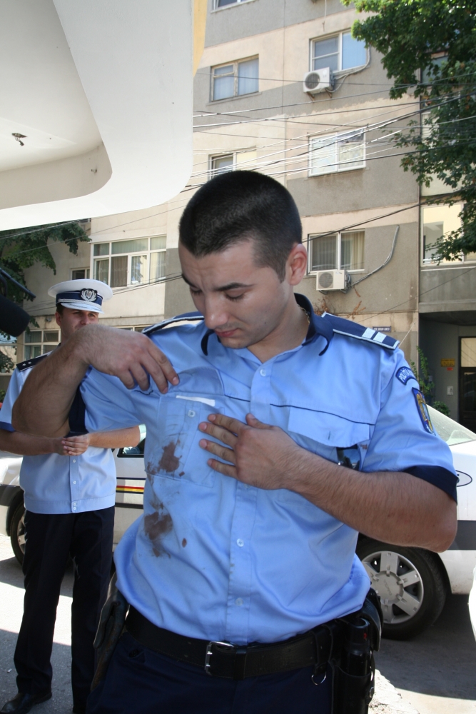 Caz șocant în Constanța! Polițist bătut și mușcat de față! - UPDATE - 27augustpolitistagresat-1409134313.jpg