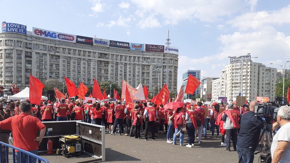 Angajații Poștei Române au ieșit în stradă, nemulțumiți de concedierile colective anunțate - 285590articol-1692620945.jpg