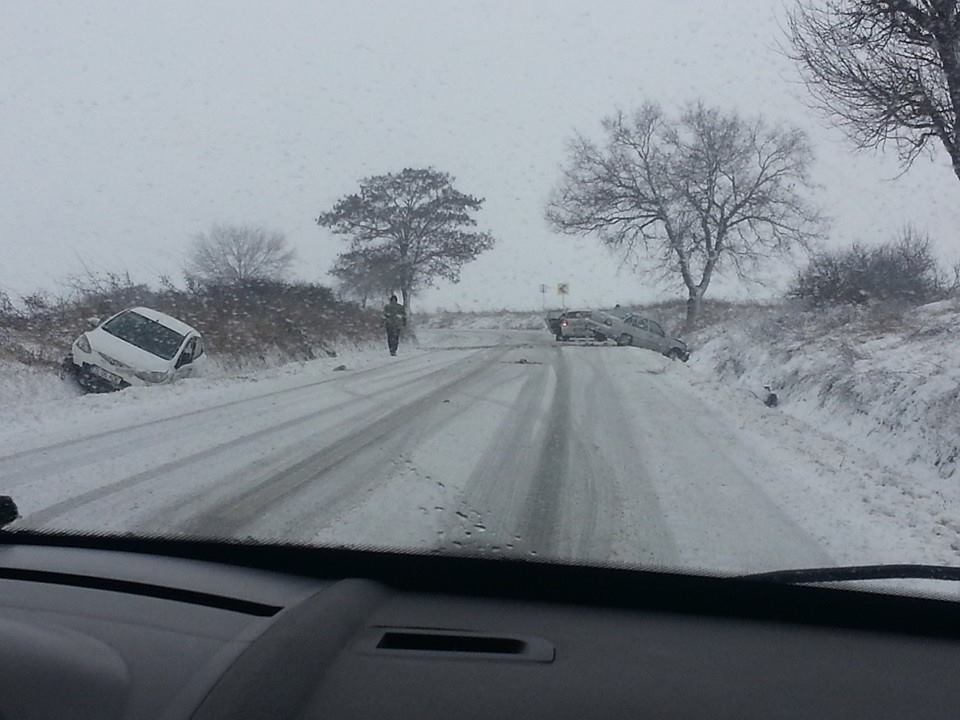 COD GALBEN de VISCOL. Incidente rutiere pe șosele, din cauza zăpezii. Nu sunt drumuri închise - 28decembriezapadaavetigrijaladru-1419767961.jpg