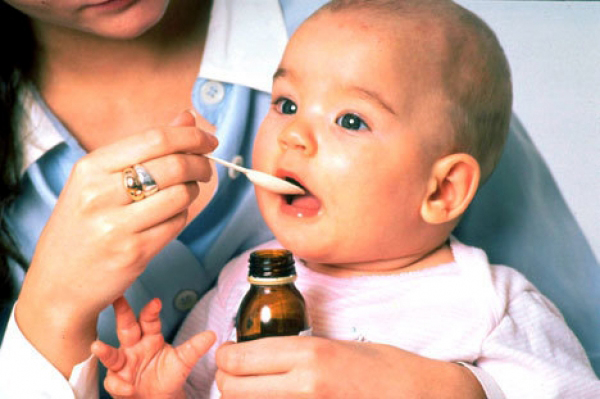 Ce riscați dacă dați copiilor medicamente după ureche? - 28martiemedicul2-1332944116.jpg