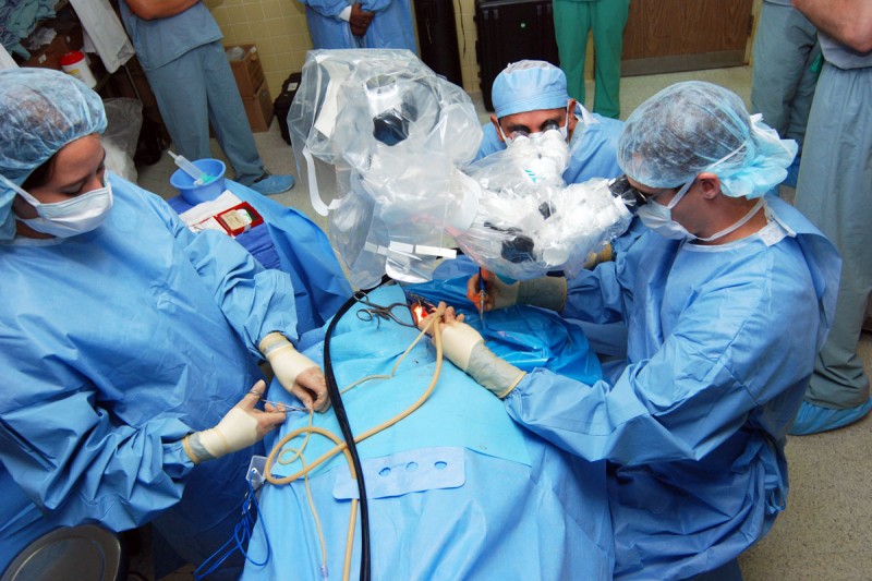 O tumoră gigant va fi extirpată unui pacient, în România - 28operatie-1361378789.jpg