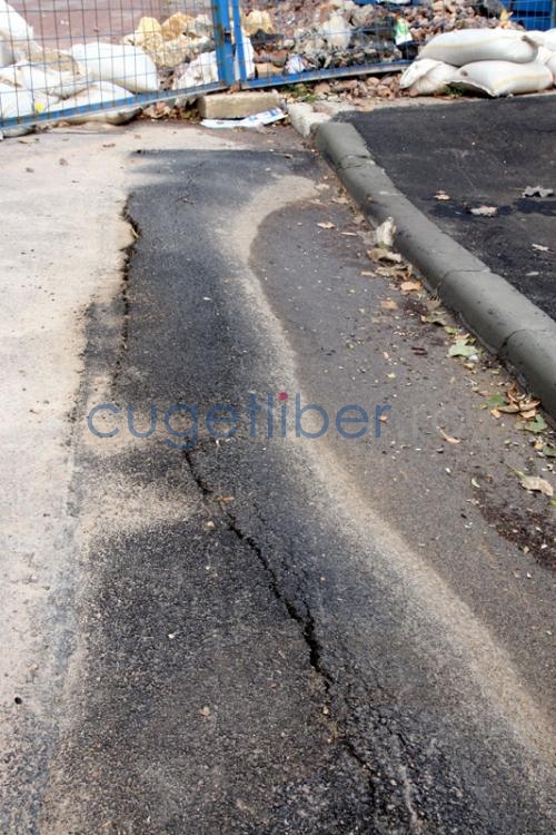 Asfaltul turnat peste craterul de pe strada Traian se fisurează (galerie foto) - 2e349f1f3fe1033cf5986df811aafa23.jpg