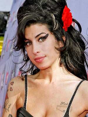 Amy Winehouse a cerut vodcă și vin în culise - 2f886ce468cb42271d41a90b6473cc18.jpg