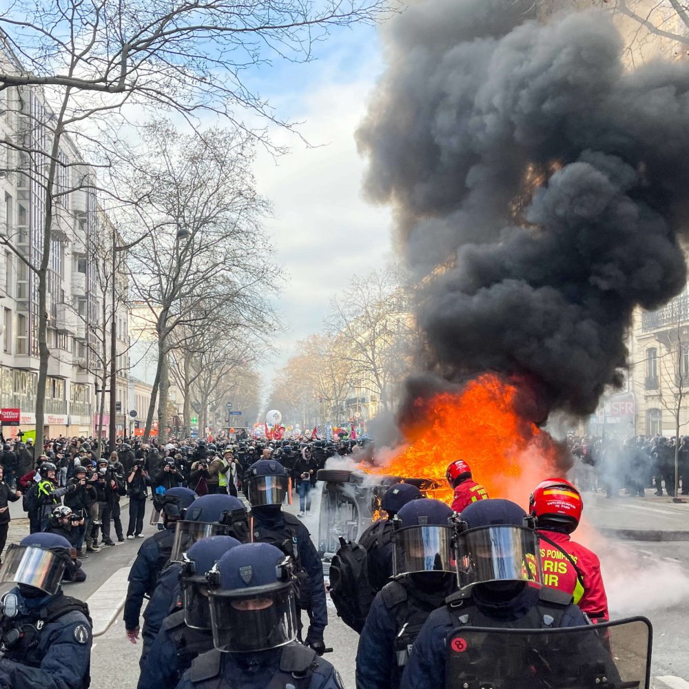 Anarhie pe străzile Parisului. Peste 400.000 de protestatari au vandalizat joi orașul - 30878371inparishabendemoteilnehm-1680796649.jpg