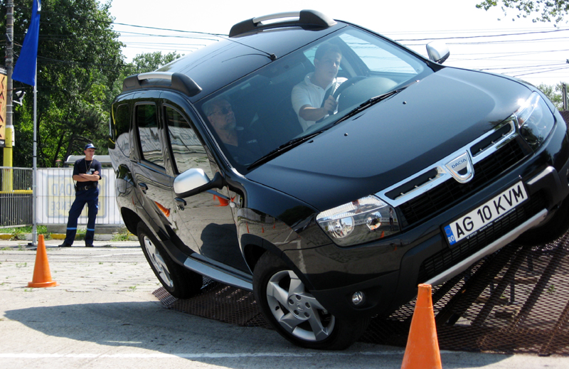 Dacia Duster dă spectacole de drive-test în Mamaia - 317d1e4c0df1ea09912e5f05c5999d7f.jpg