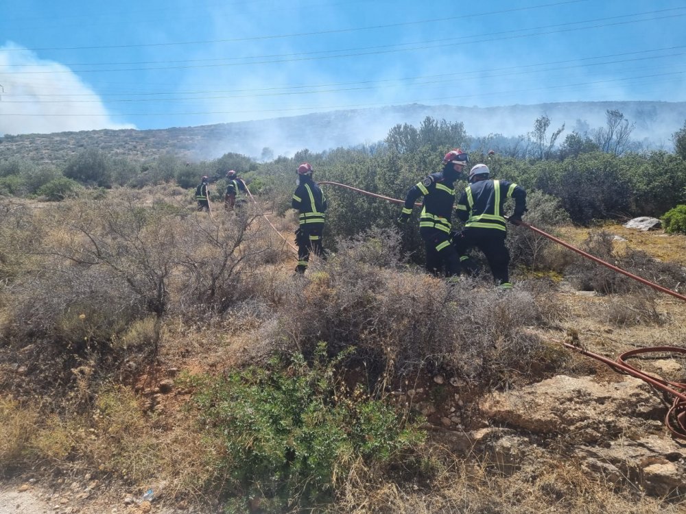 IGSU: 30 de pompieri români participă în Grecia la stingerea unui incendiu de vegetaţie uscată din zona Kouvaras - 34763057566770725206728323300883-1689600645.jpg