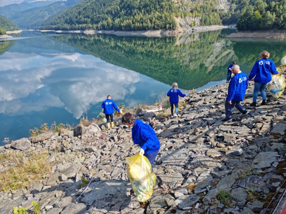 Voluntarii “Let's Do It, România!” au adunat o mie de tone de deşeuri de pe cursurile apelor - 38041218564623990430221383566615-1695131438.jpg