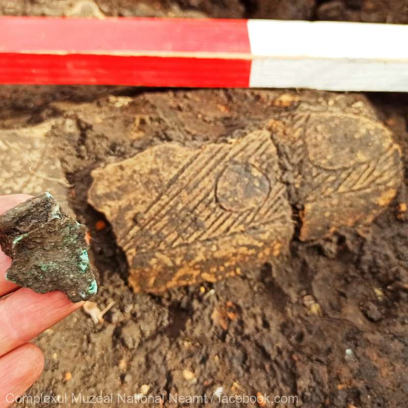Statuete de lut şi obiecte de metal vechi de câteva mii de ani, descoperite de arheologi - 38433949372729336607914415037909-1695968829.jpg