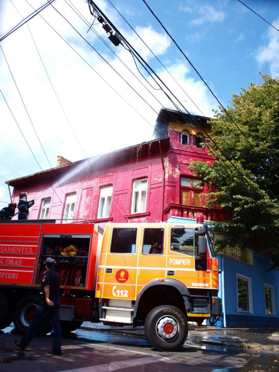 Incendiu violent la acoperișul unei case naționalizate din centrul Constanței - 398097b2cf427da5c1ae4ddd25af2f10.jpg