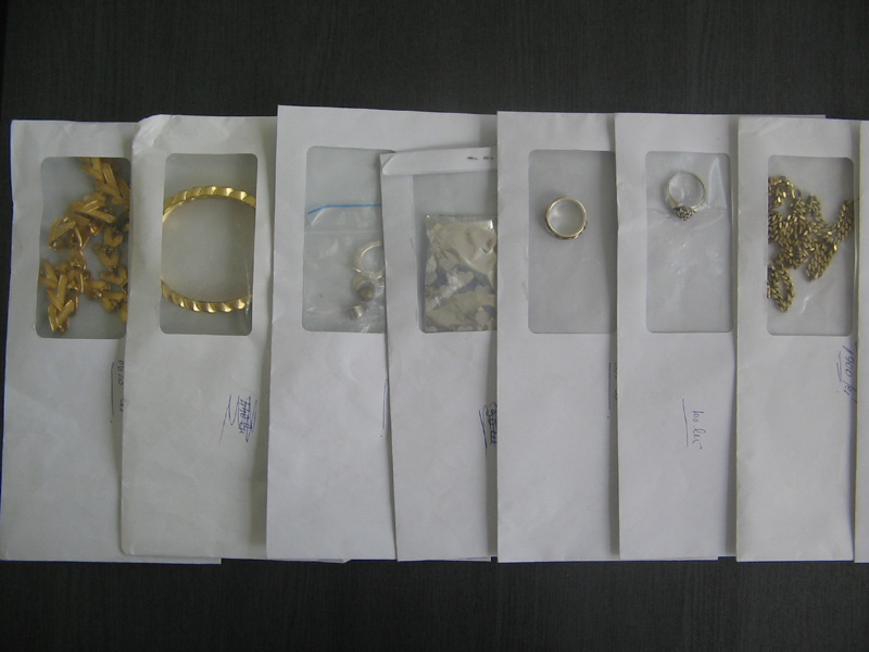 Casiera unei case de amanet a înlocuit bijuteriile cu tinichele - 3d08cf28390d5a33944faa283911a623.jpg