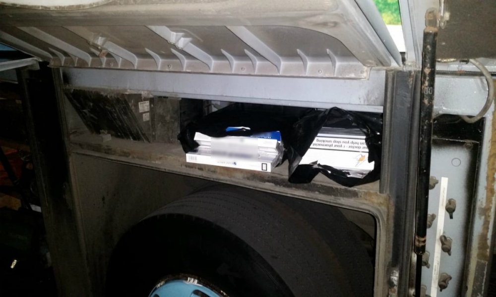 Alcool și țigări de contrabandă, descoperite într-un autocar - 40-1539002382.jpg