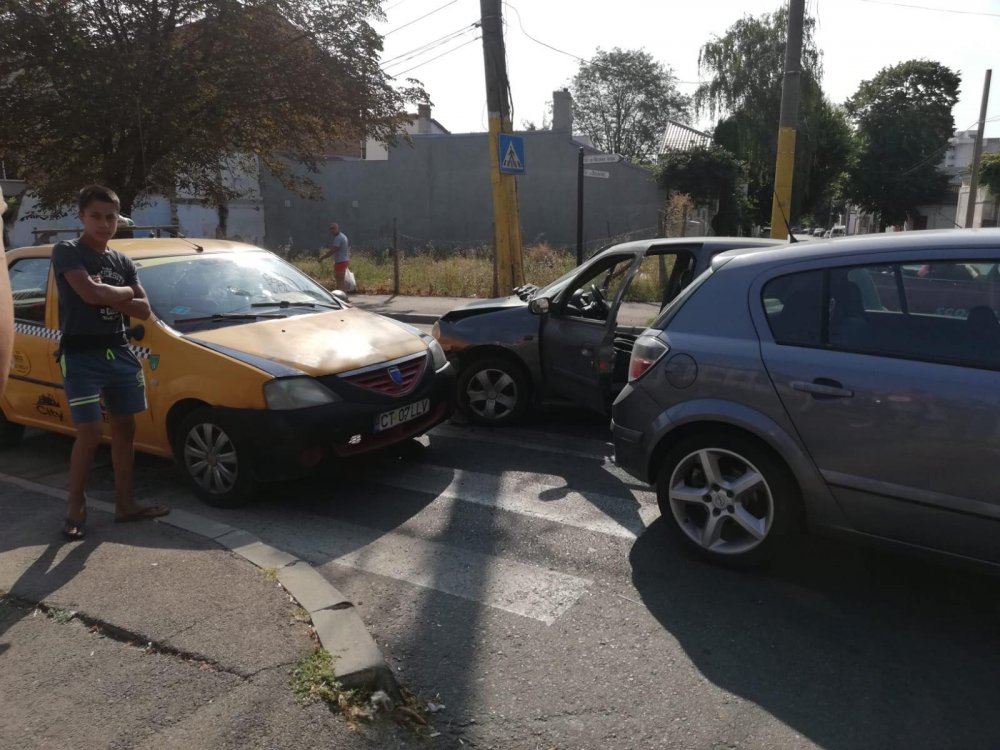 FOTO. Din nou accident rutier la Constanța! - 40387437499958423811849570326688-1535613538.jpg