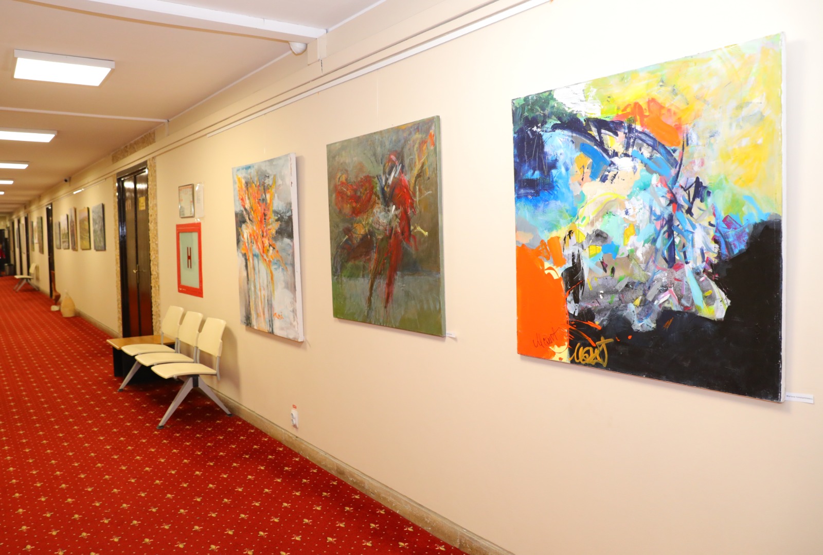 Expoziție de pictură, grafică și tapiserie, aparținând artiștilor constănțeni, pe holurile Primăriei Constanța - 40609541373823274501434279314538-1701264096.jpg