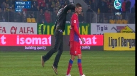 Violențe și haos la meciul Petrolul - Steaua: Suporterii s-au bătut cu fotbaliștii VIDEO - 414046lovitura228558800-1320046748.jpg