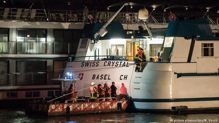 HAOS ÎN LARGUL MĂRII! Un vas de croazieră a lovit pilonul unui pod de peste Rin. Zeci de victime - 41939509303-1514376168.jpg
