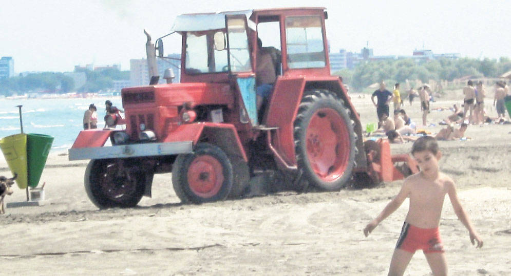 Bărbatul care se plimba cu tractorul pe plajă, printre turiști, va fi sancționat - 4427259813tractorpeplaja3f9d80be-1346101278.jpg
