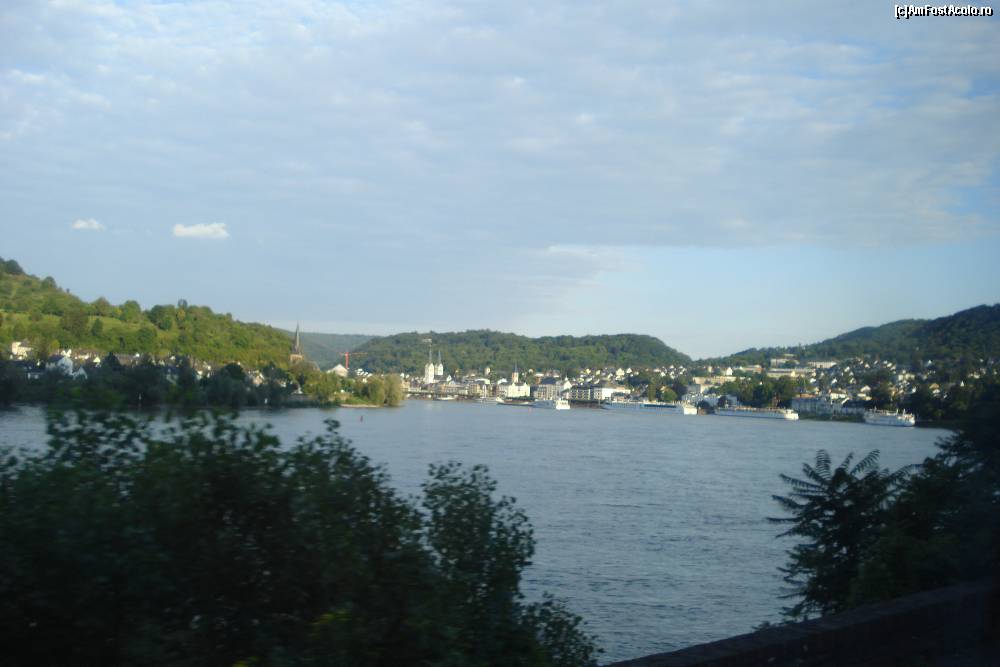 Apele Rinului au scăzut dramatic pentru transportatori - 45391556020-1345128159.jpg