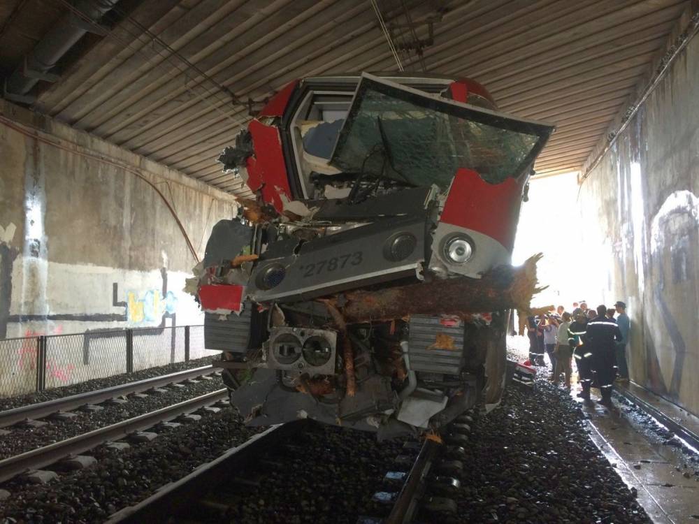 ACCIDENT feroviar în Brooklin / Un tren a deraiat. Cel puțin 37 de persoane au fost rănite - 46844655-1483540865.jpg