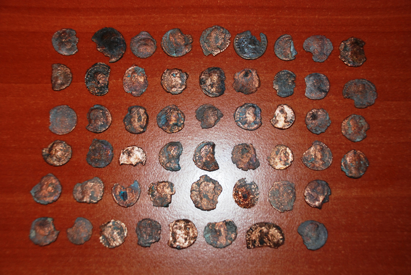 Peste 700 de monede antice și de colecție, confiscate de la căutătorii de comori - 472a3e1d1d1bd0e6ac41ccadbd855f3d.jpg