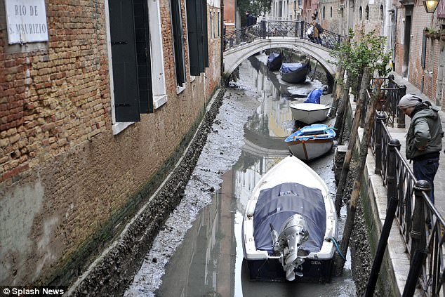 IMAGINI DEZOLANTE! Canalele din Veneția au secat. Cum arată orașul acum - 48c506b3000005785339797imagea204-1517646359.jpg