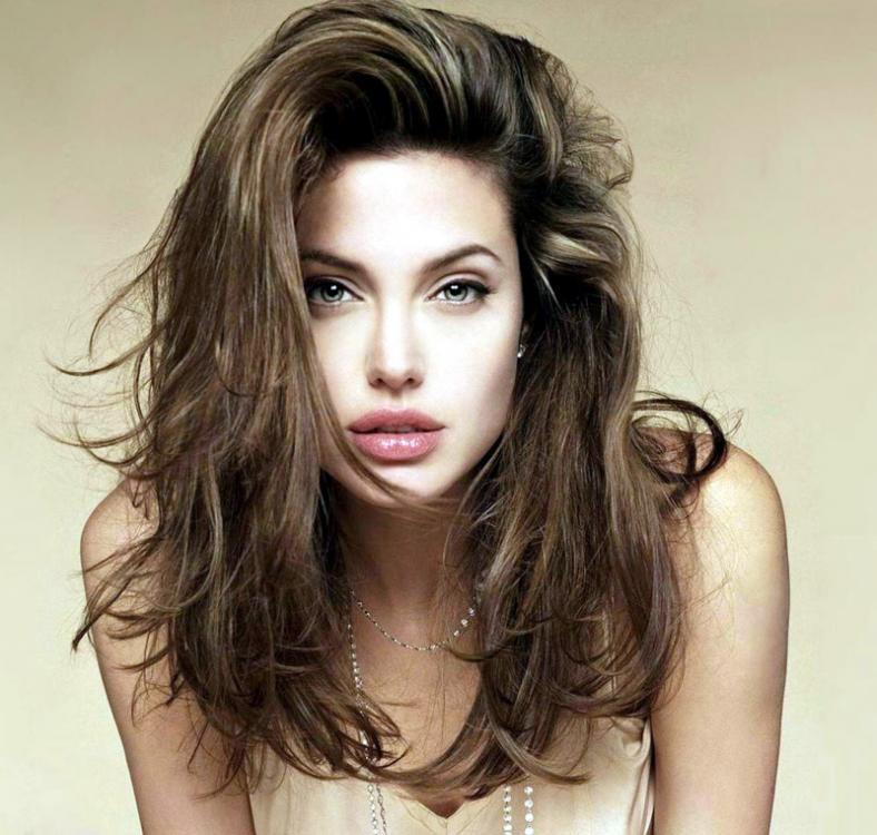 Angelina Jolie va juca într-o poveste de dragoste desfășurată în timpul războiului din Bosnia - 4af950cfdf0db3e44bf17f1e71887f4c.jpg